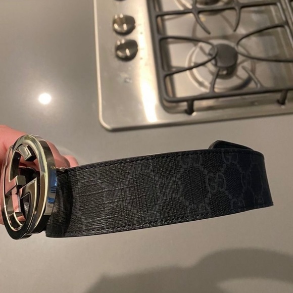 Gucci Belt, worn twice. Still brand new paid over 500$ for it.Have box& receipt - Picture 4 of 5